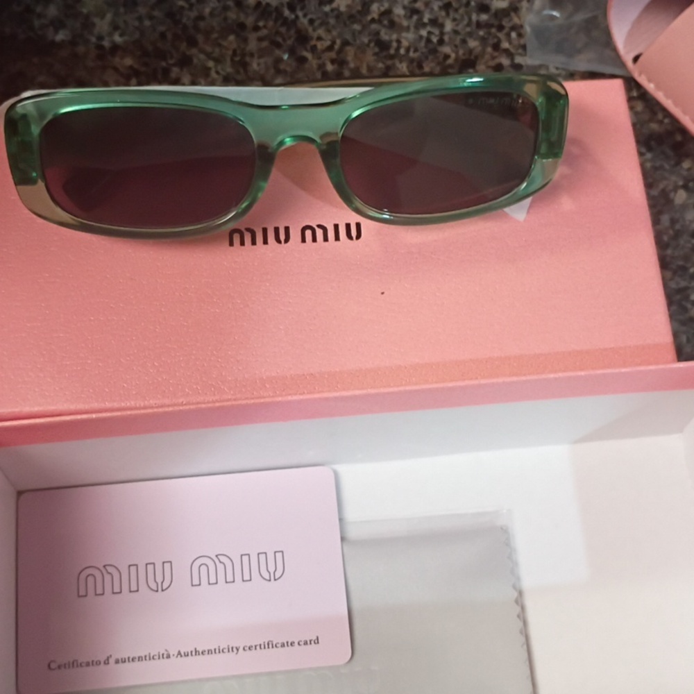 Source Unknown Transparent Green Sunglasses with Gold Details Inclusive